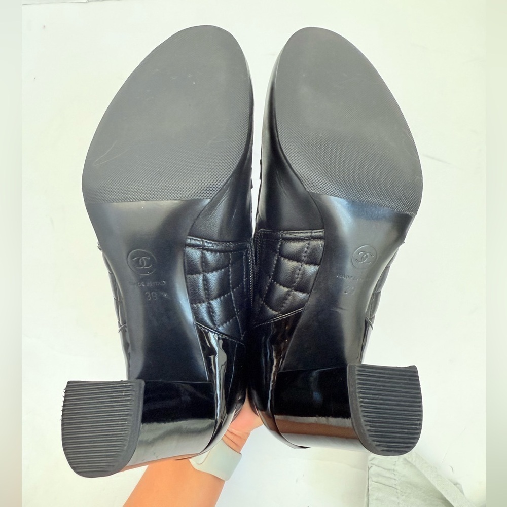 CHANEL 2017 Black Lambskin Patent Calfskin Leather Chain CC Ankle Boots EU 39 - Picture 8 of 10